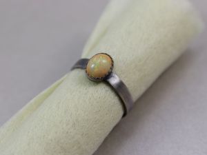 Opal z Etiopii i srebro - niebanalny pierścionek - ChileArt